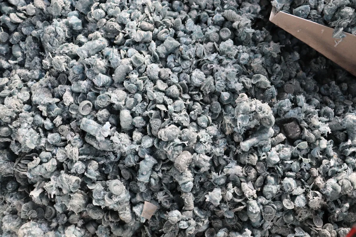 Clean low-moisture agricultural film flakes after washing