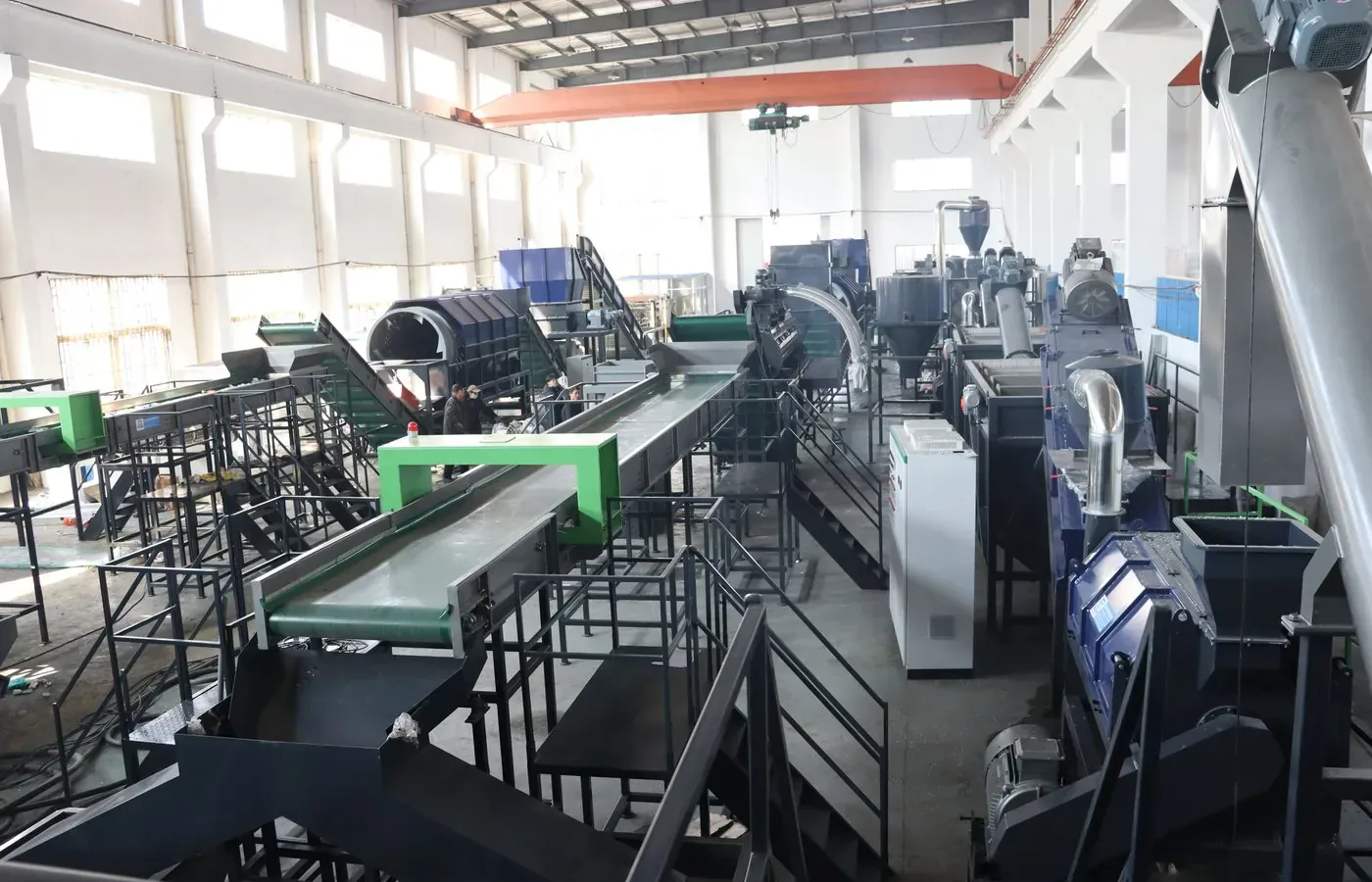 Üretim sahasında Retech plastik yıkama sistemleri
