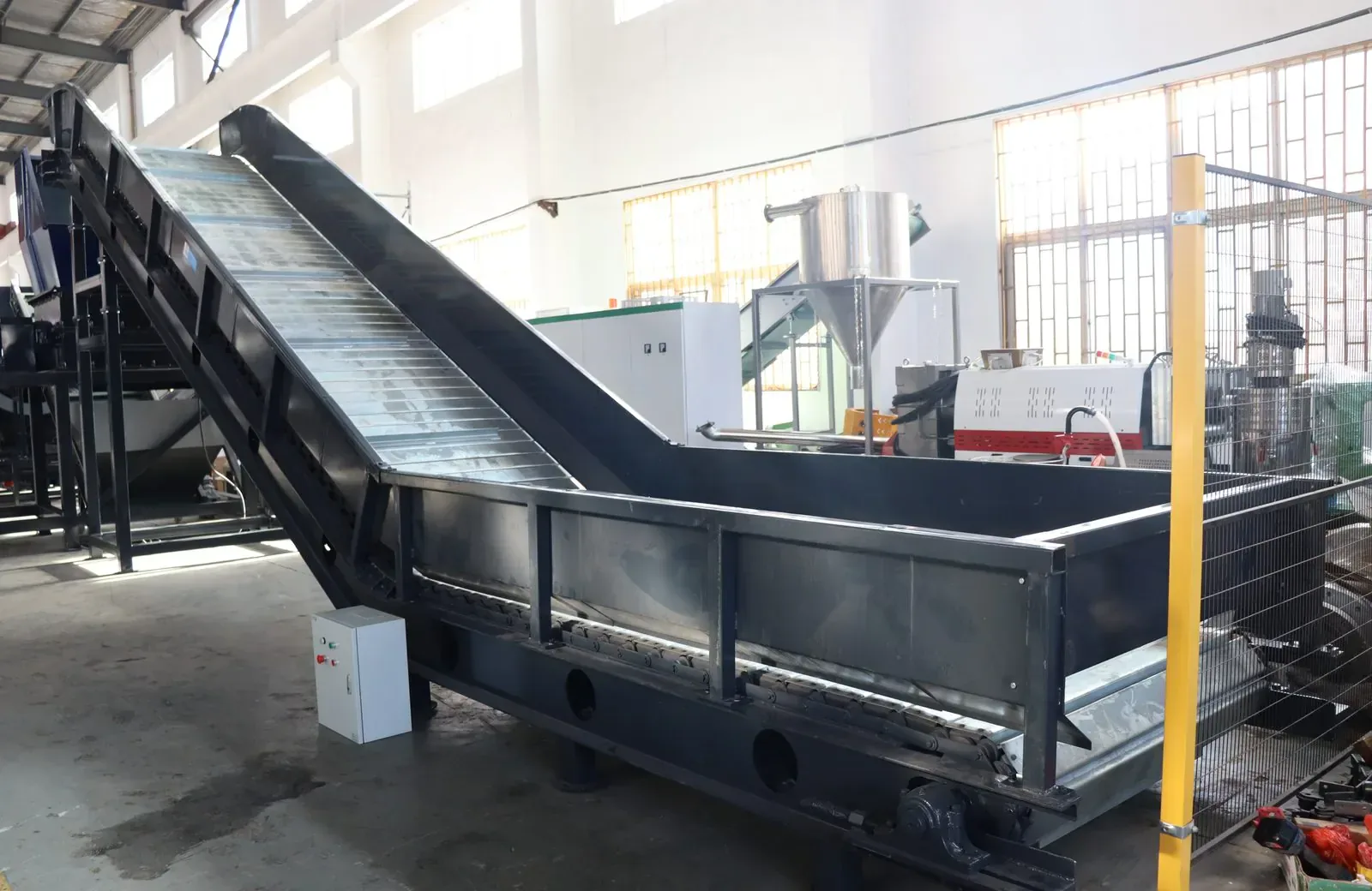 Üretim sahasında Retech plastik yıkama sistemleri