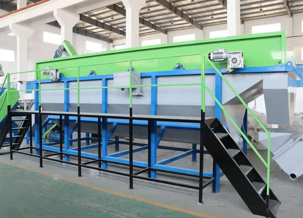 Üretim sahasında Retech plastik yıkama sistemleri