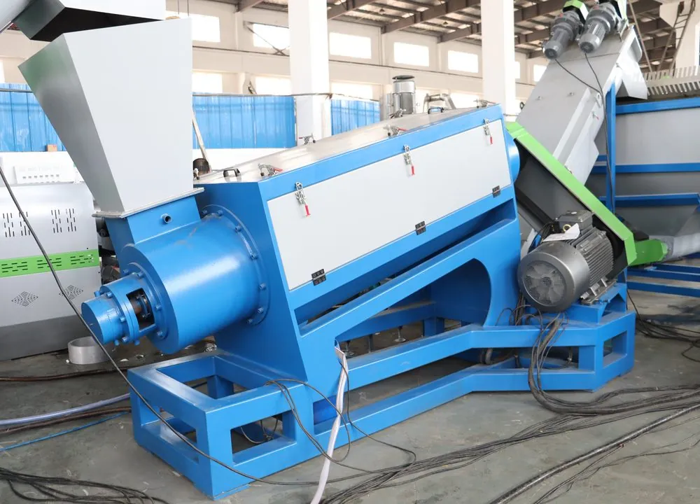 Üretim sahasında Retech plastik yıkama sistemleri