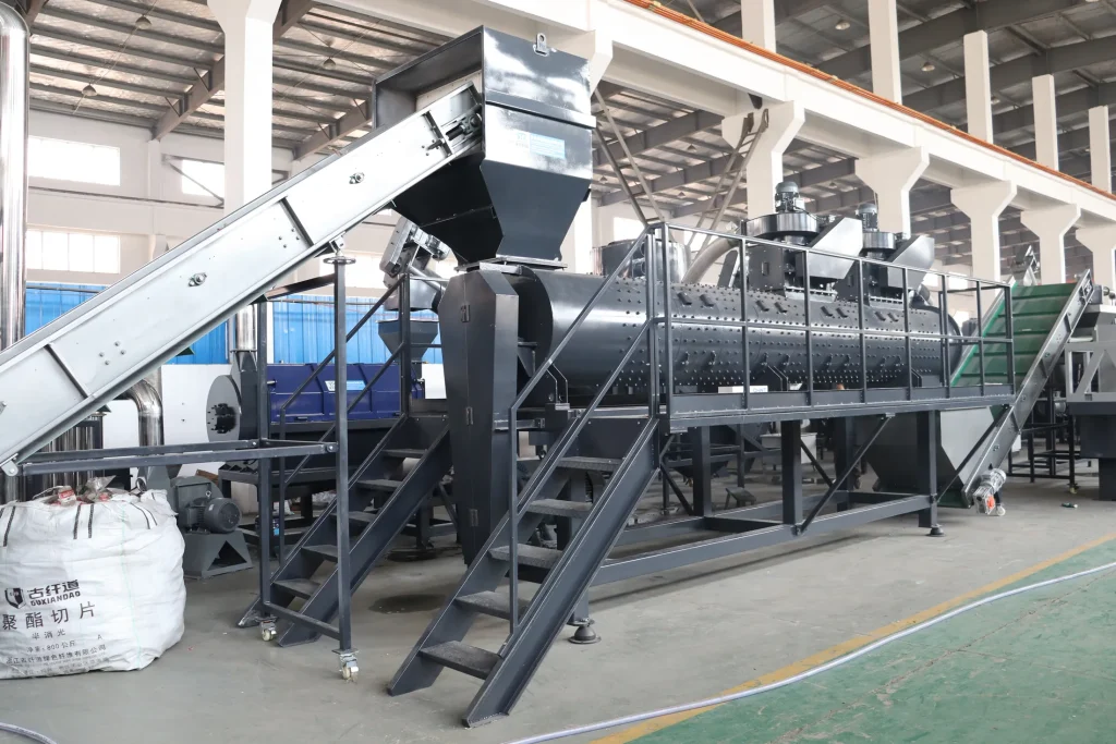 PET bottle washing line screw conveyor feeding the hot washer