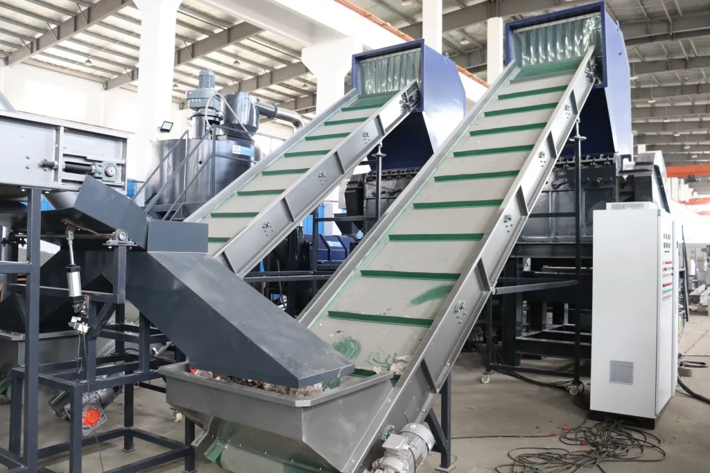 PET bottle washing line inclined conveyor with water tanks