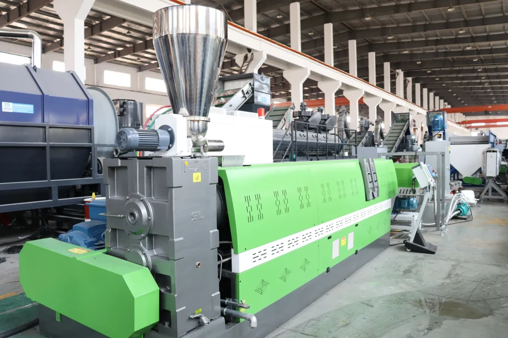 HDPE PP flake pelletizing line feeding hopper and extruder